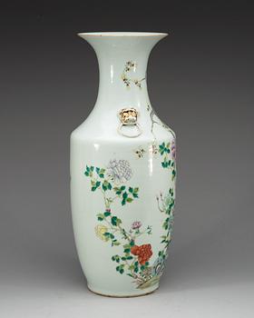 A famille rose vase, Qing dynasty, 19th Century.