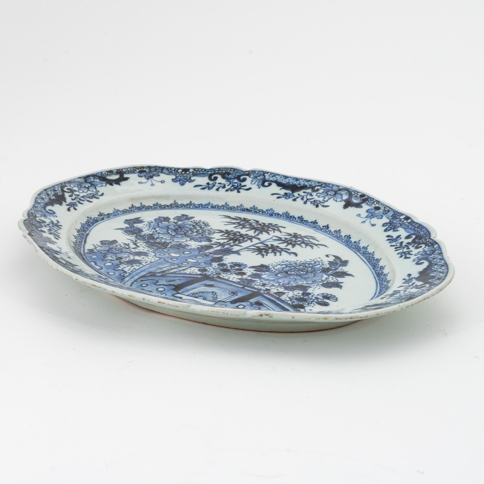 A blue and white serving dish, Qing dynasty, Qianlong (1736-95).