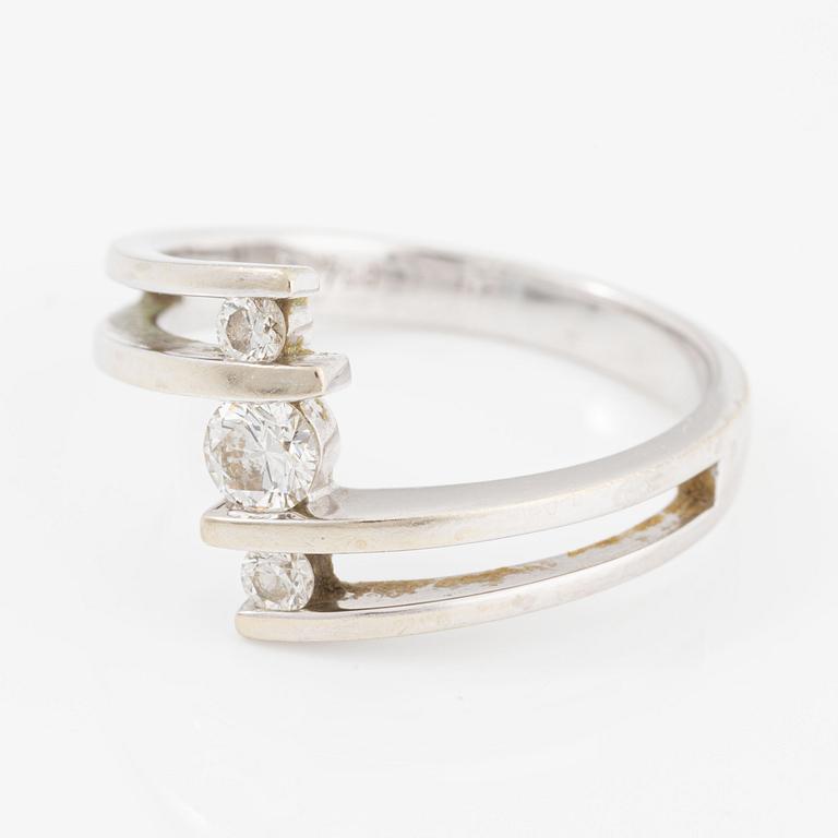 Ring 18K vitguld med runda briljantslipade diamanter.