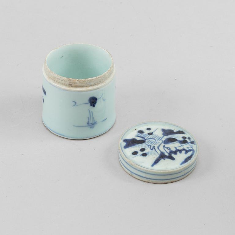 Two blue and white vases, a jar and a box with cover, China, late Qing dynasty.