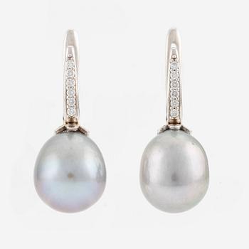 A pair of earrings in 18K gold with cultured freshwater pearls and round brilliant-cut diamonds.