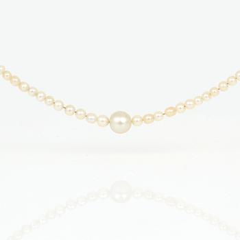 PÄRLCOLLIER, troligen äkta pärlor med 18K guld lås, diamanter tot ca 0,02 ct samt små safir.