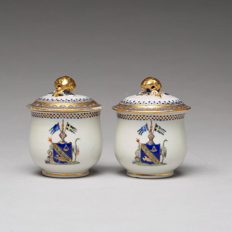 KOPPAR med LOCK, ett par, vapenporslin. Qingdynastin, Jiaqing (1796-1820).