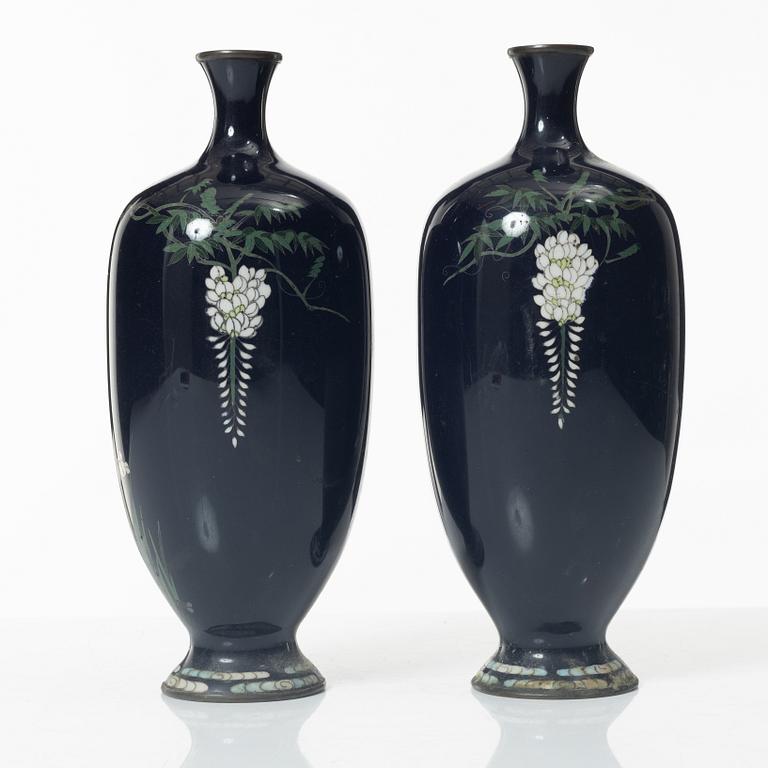 Vaser ett par, cloisonné, Japan, Meiji (1868-1912).