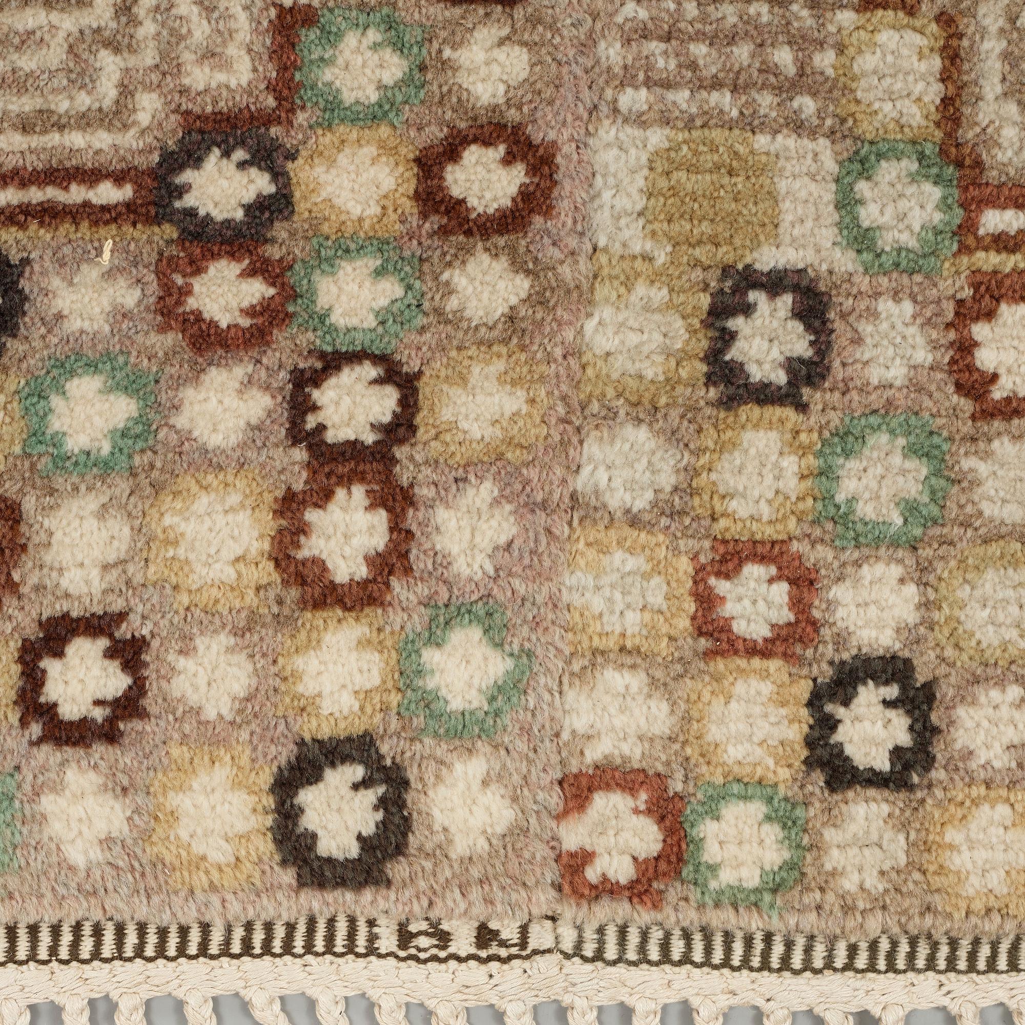 Barbro Nilsson, MATTO, "Krabban, grå", knotted pile, ca 496 x 277,5 cm (of which 45 cm are added on each side), signed AB MMF BN.