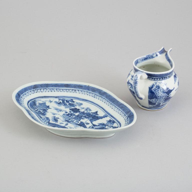 A blue and white ewer and a dish, Qing dynasty, Jiaqing (1796-1820).