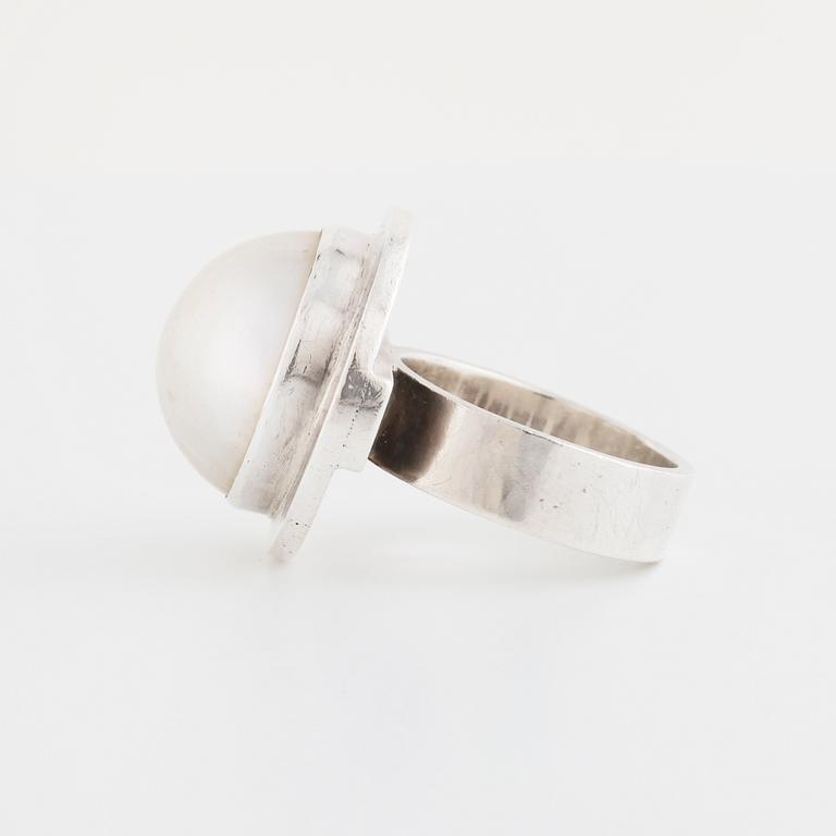 CECILIA JOHANSSON, Göteborg, 1985, ring med mabé pärla.