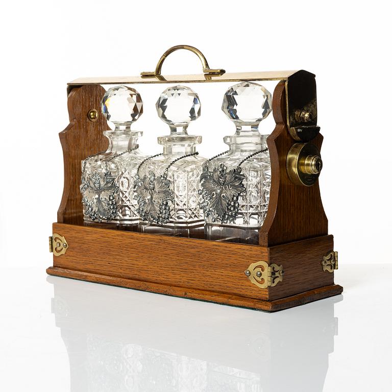 A wooden box with three glass flasks, Birmingham, circa 1900.