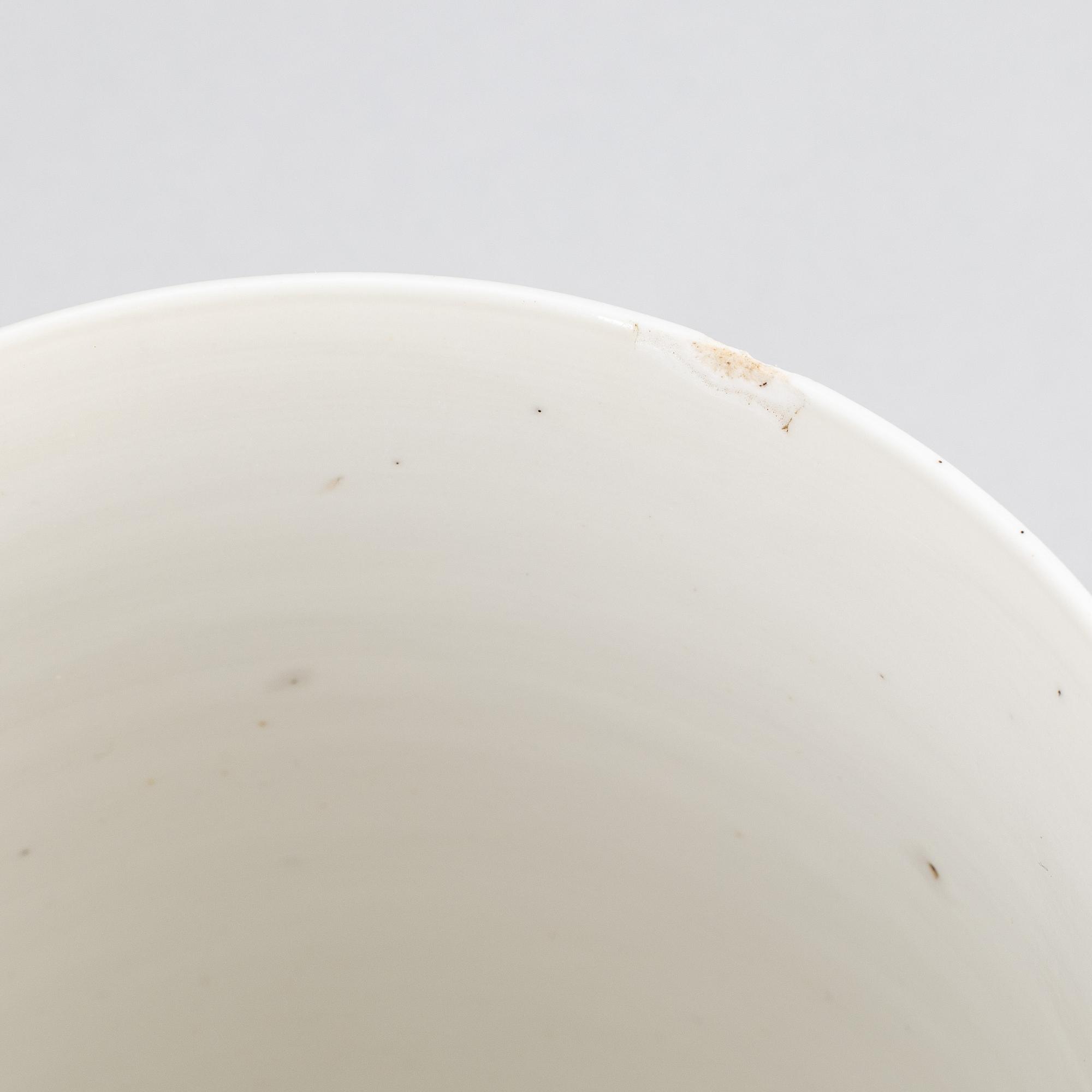 A group of Chinese porcelain, Kangxi (1662-1722) and Qianlong (1736-95). 13 pieces.
