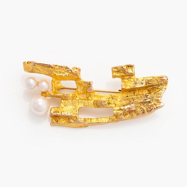 Björn Weckström, A 14K gold 'Bow of Argo' brooch with cultured pearls for Lapponia 1972.
