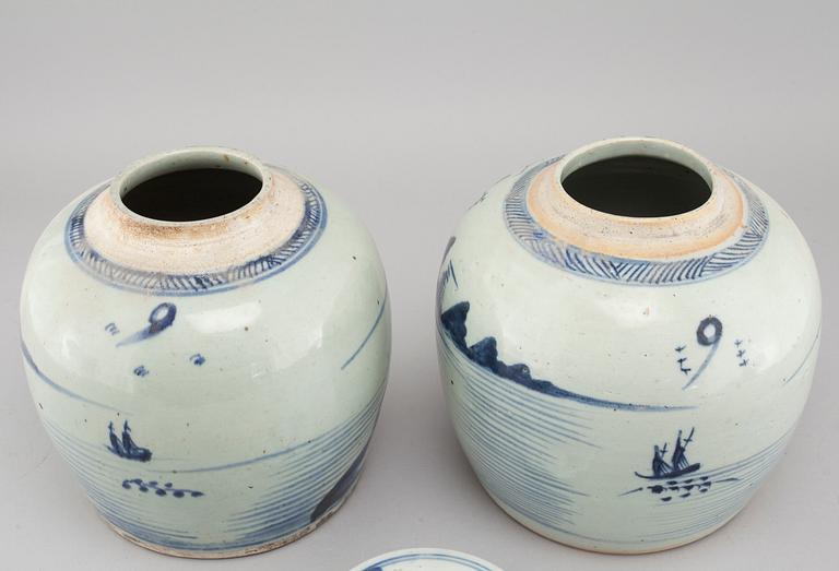 Two porcelain jars from China, 19th century.