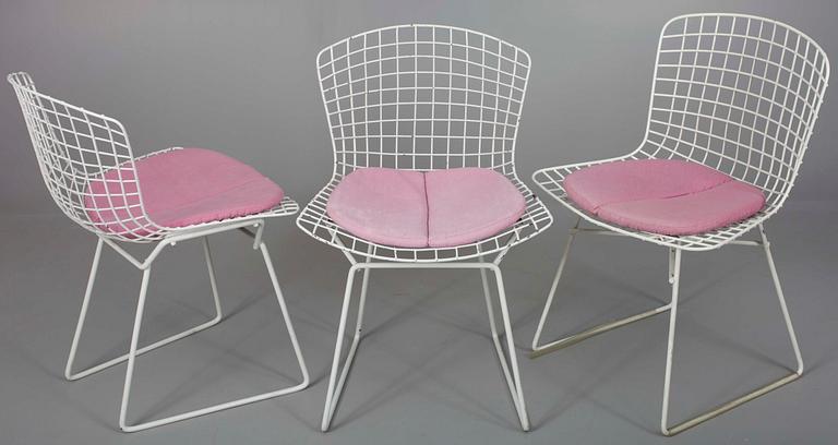 STOLAR, 2 st, "Sidechair", design Harry Bertoia, En stol snarlik, 1900-talets senare hälft.