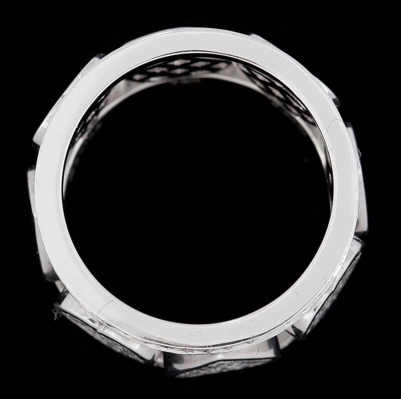 RING, 18k vitguld med olikslipade diamanter tot ca3,33ct. Vikt ca11g.