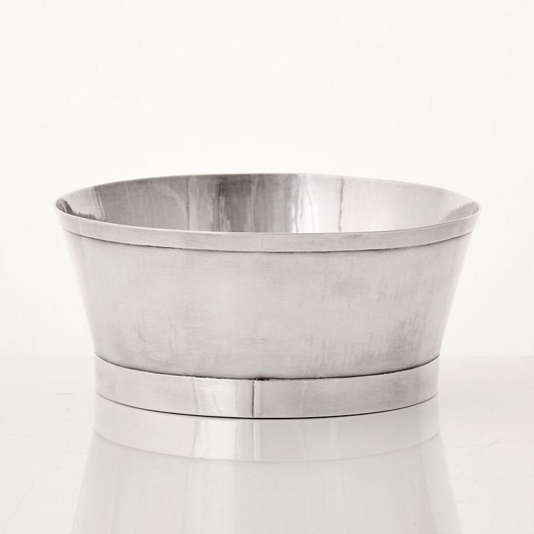 Birger Haglund, skål, Stockholm 1985, sterling, nr  2/10. Utförd i edition om 10 exemplar till Nationalmusei Vänners 75-årsjubileum.