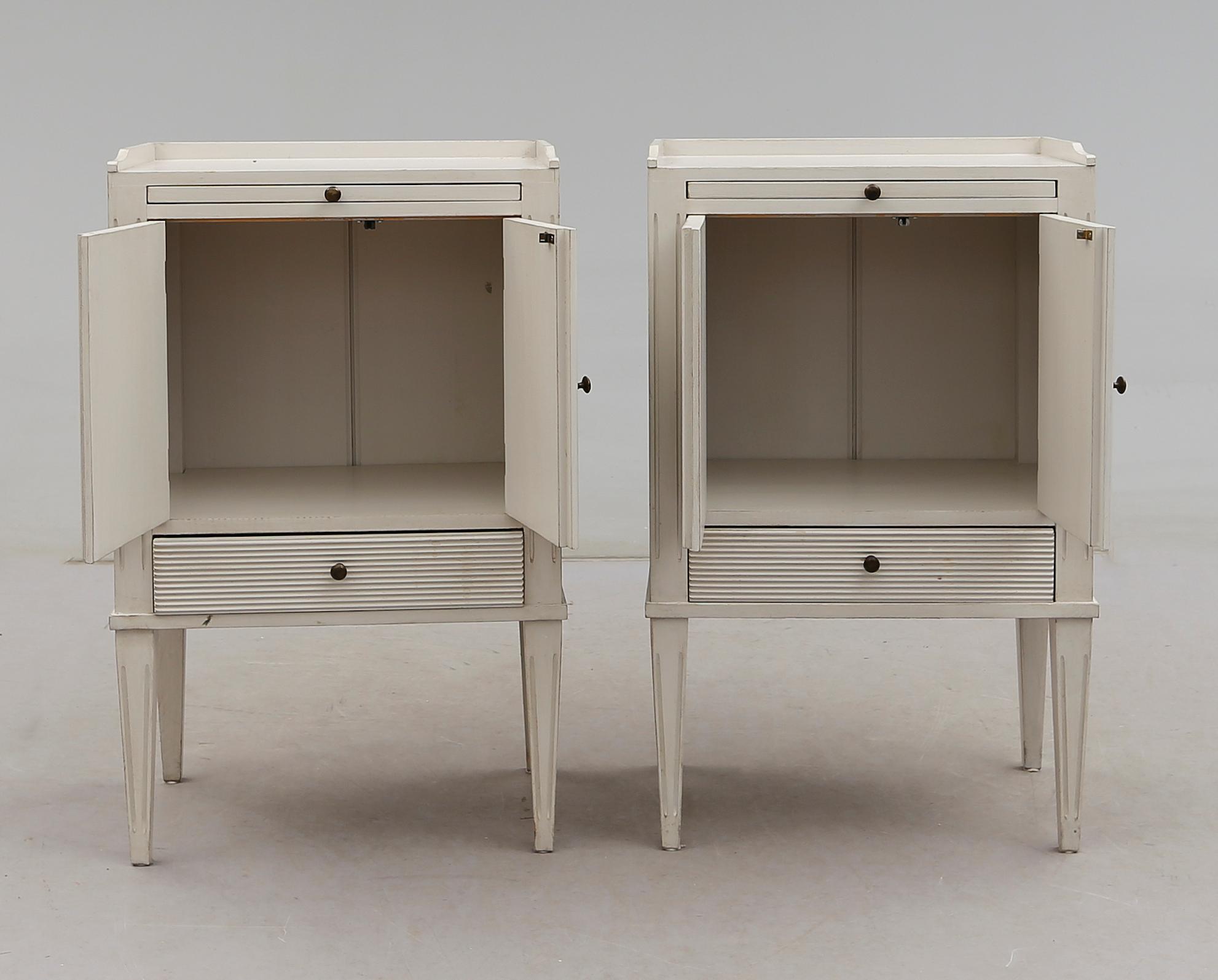 SÄNGBORD, 1 par, gustaviansk stil, 1900-talets andra hälft.