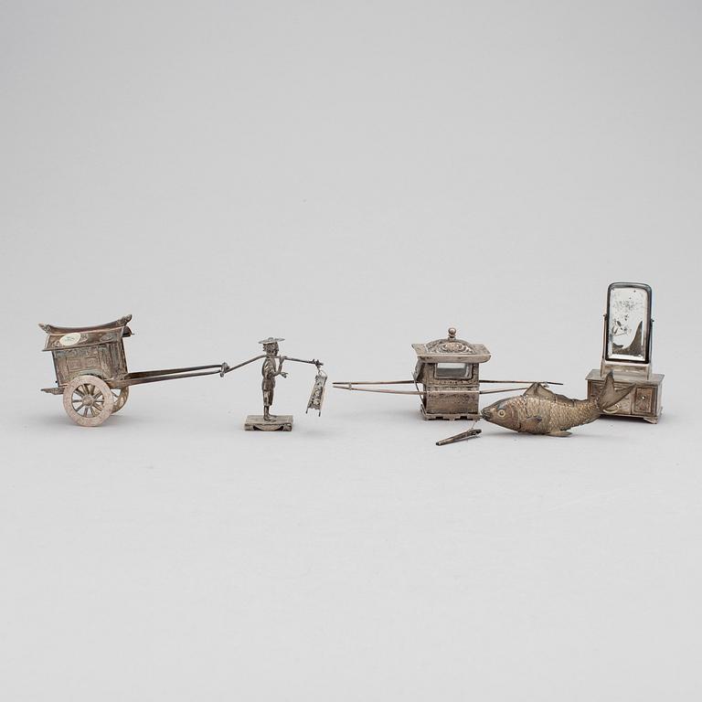 MINIATYRER, fem stycken, silver. Japan, tidigt 1900-tal.