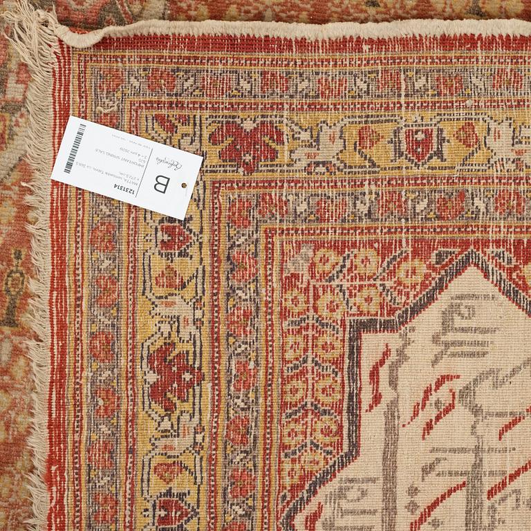 A CARPET, semi-antique Tabriz, ca 369,5 x 272,5 cm.