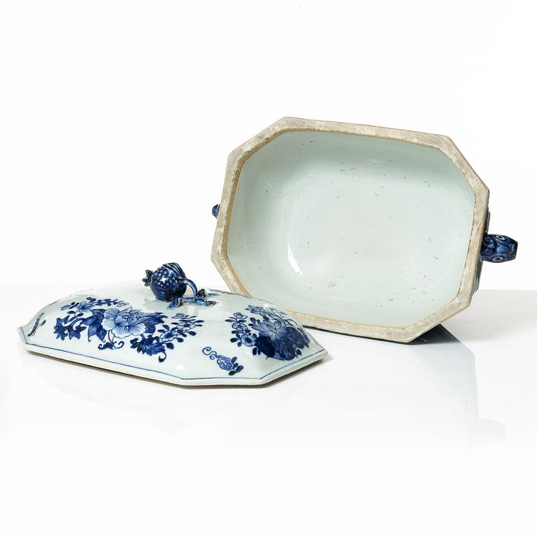 Terrin med lock, kompaniporslin, Kina, Qing dynastin, Qianlong 1736-95.