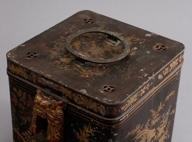 TEKANNA samt FODRAL, porslin respektive metall, Kina, 1800-talets slut.