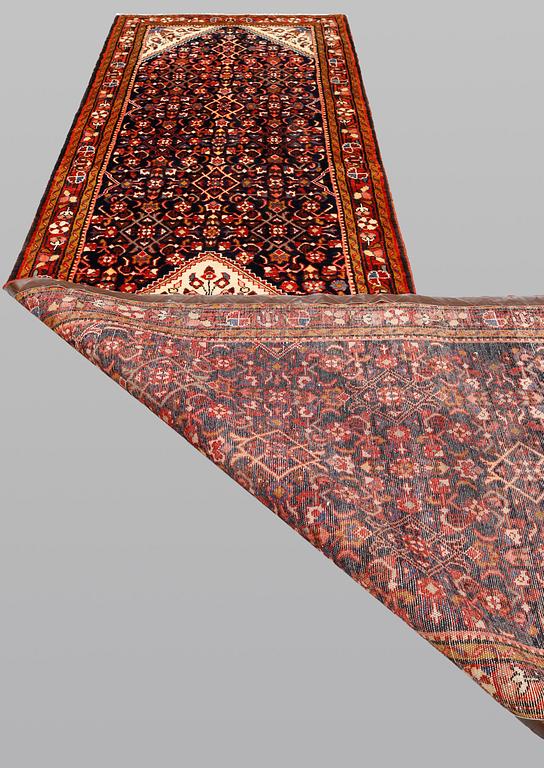A Hamadan runner, approx. 422 x 110 cm.