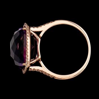 RING, 18 k roséguld, briljantslipade diamanter tot ca 0.34 ct och kuddslipad ametist 13.78 ct.
