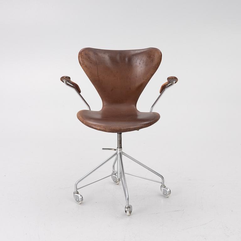 Arne Jacobsen, skrivbordsstol, "Sjuan", Fritz Hansen, Danmark, 1969-tal.