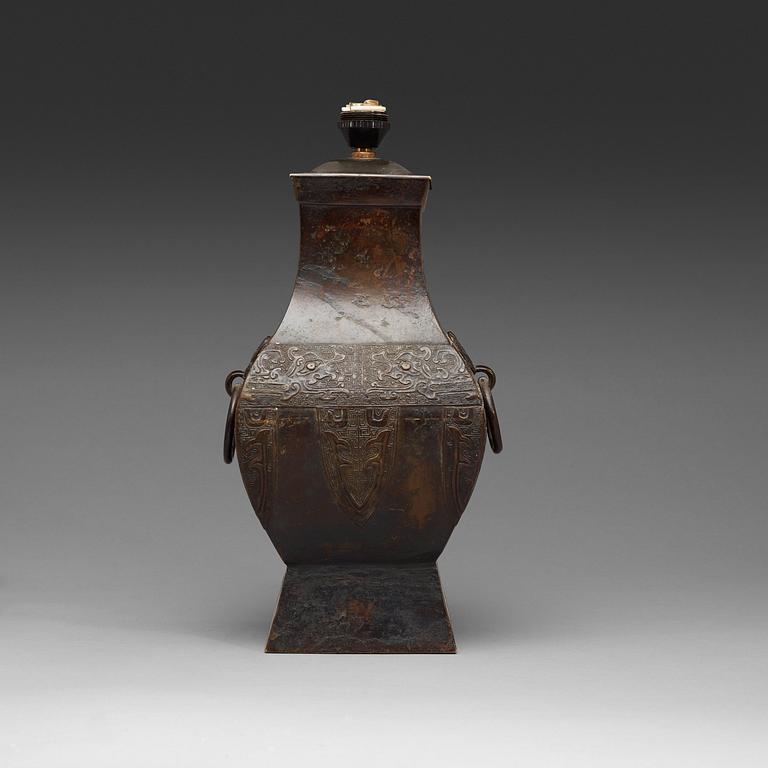 An archaistic bronze vase, Qing Dynasty (1644-1912).