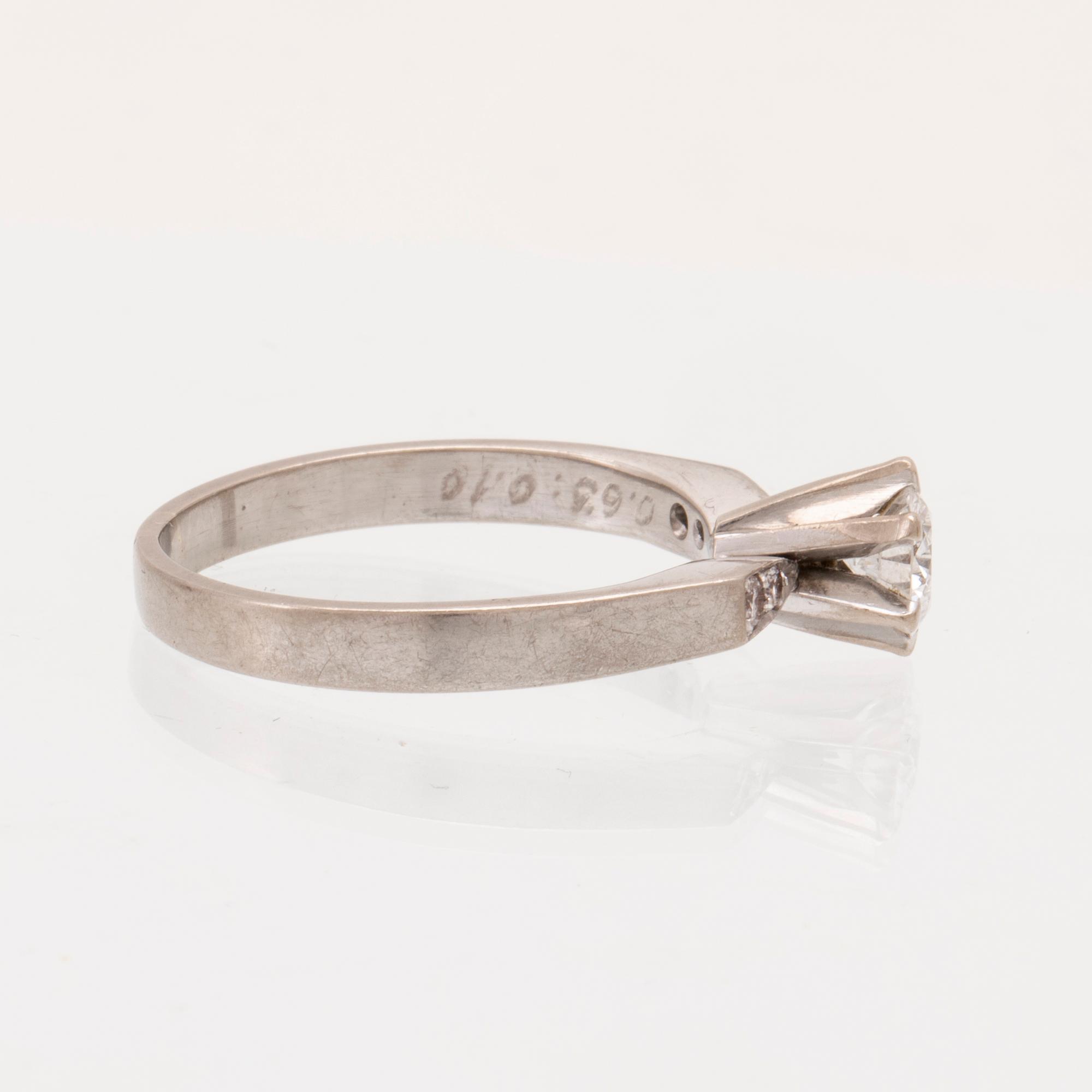 An 18K white gold ring set with round brilliant cut diamonds by Lundberg Guldatelje Amie Stockholm 1977.