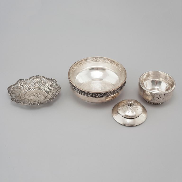 A bowl, a grate bowl and a bowl with lid in silver, first half of the 20th cenutry. Weight 600 g exkl inner glass bowl.
