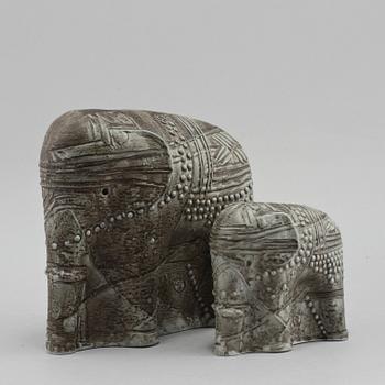 FIGURINER, 2 st, stengods, Bertil Vallien, Rörstrand, 1900-talets andra hälft.