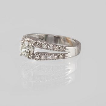 RING, 18K vitguld med briljantslipad diamant ca 0.70 ct samt 20 åttkantslipade diamanter. Vikt 3,7 gram.