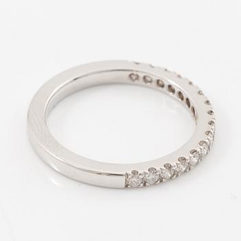 Alliance ring in 18K white gold set with brilliant-cut diamonds.