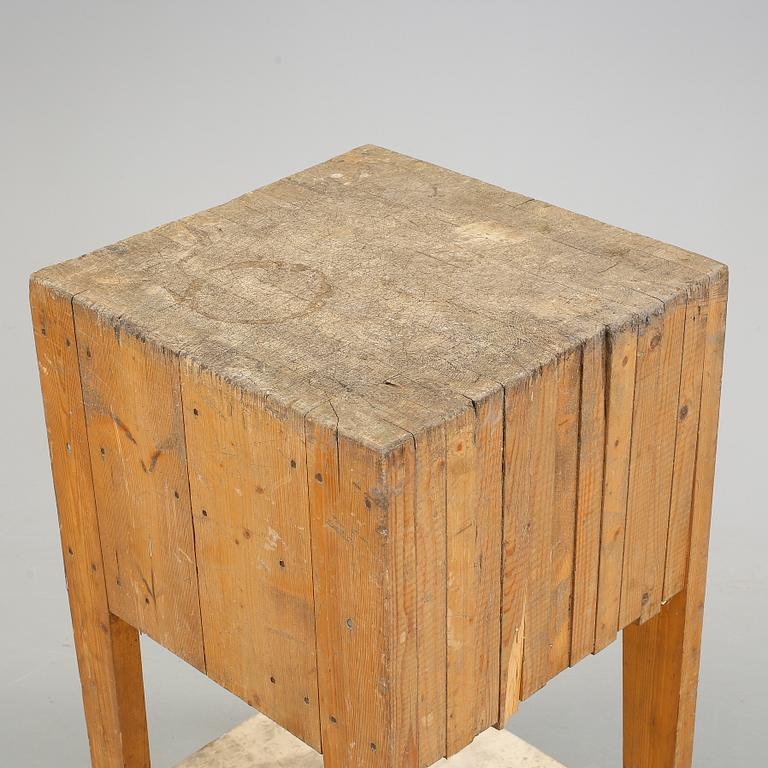 SLAKTBÄNK/HUGGKUBBE, 1900-tal.