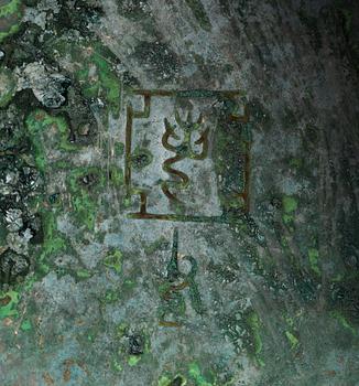 KÄRL med LOCK, gui,  brons. Troligen sen Shang dynastin (ca 1500-1040 f.Kr)/tidig Zhou dynastin (1040-256 f.Kr.).