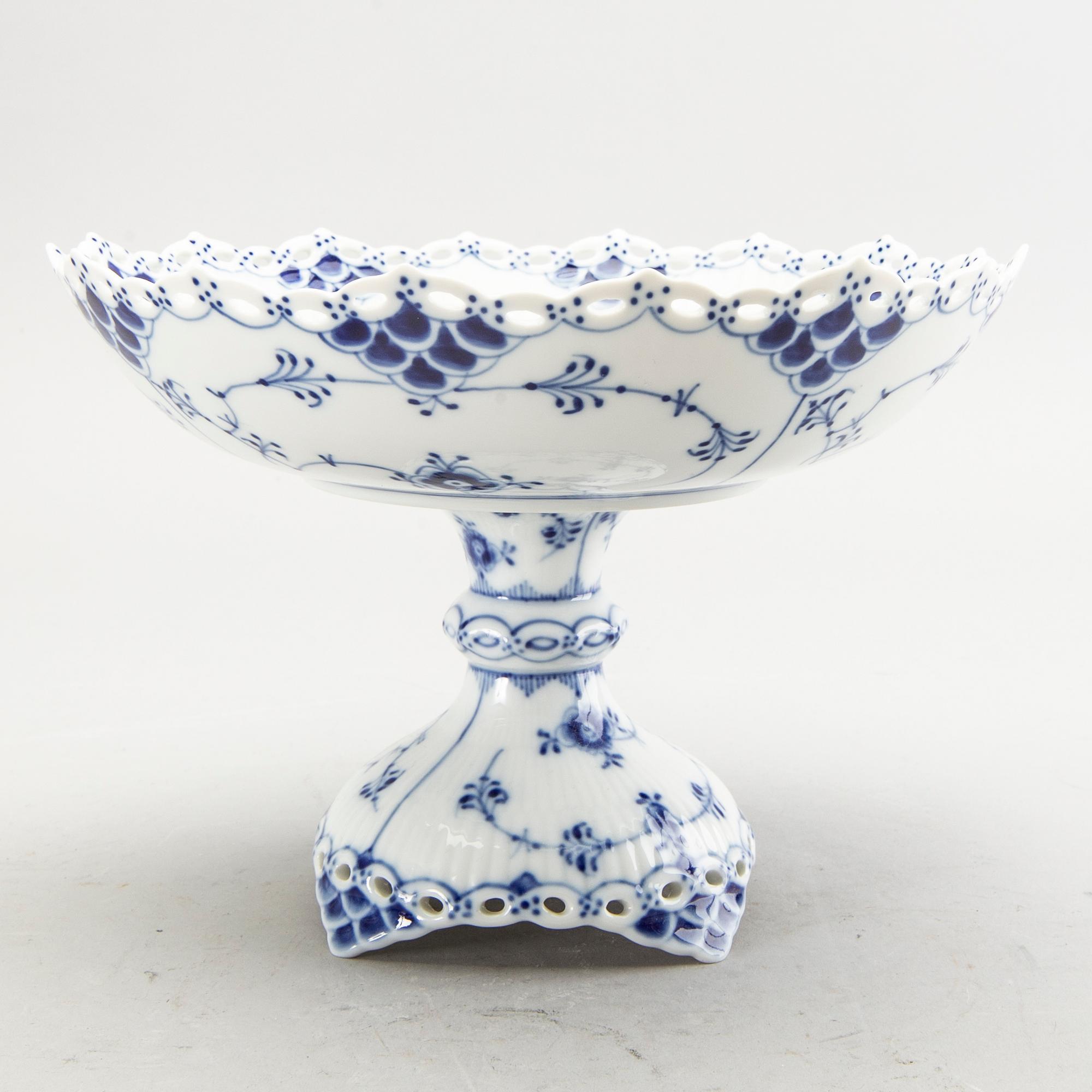 A Royal Copenhagen Musselmalet 74 pcs porcelain service alter part of the 20th century.
