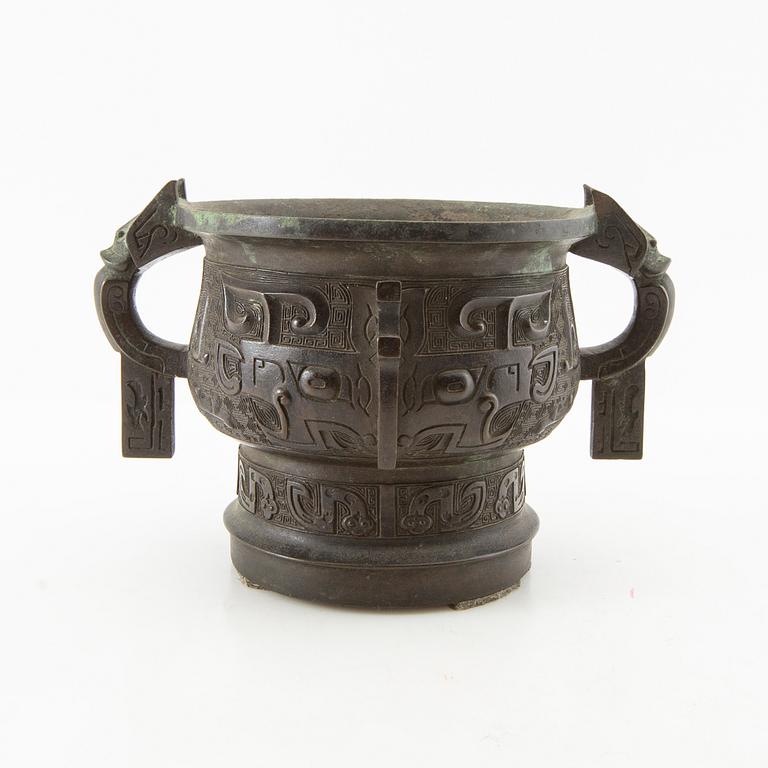 Rökelsekar, brons. Qingdynastin, 1700-/1800-tal.