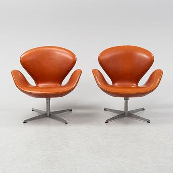Arne Jacobsen, fåtöljer, ett par, "Svanen", Fritz Hansen, Danmark, 1968.