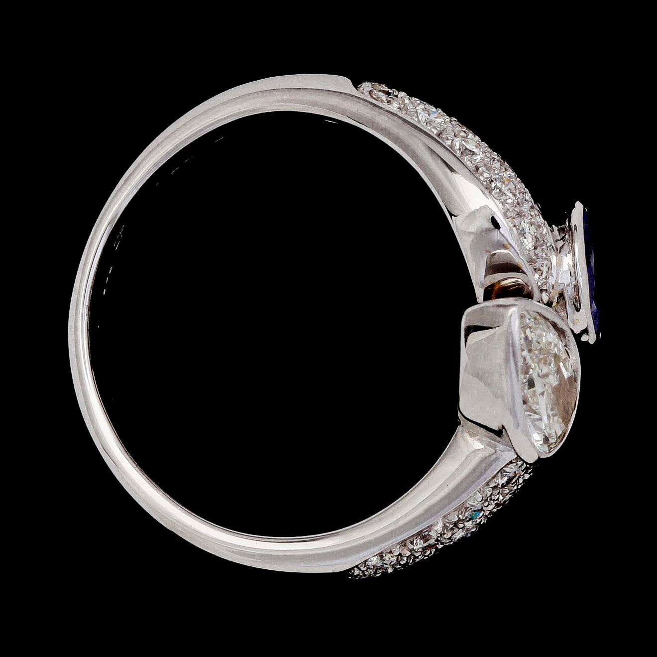 RING, GUBELIN, droppslipad diamant, ca 0.60 ct och blå safir, samt mindre briljantslipade diamanter.