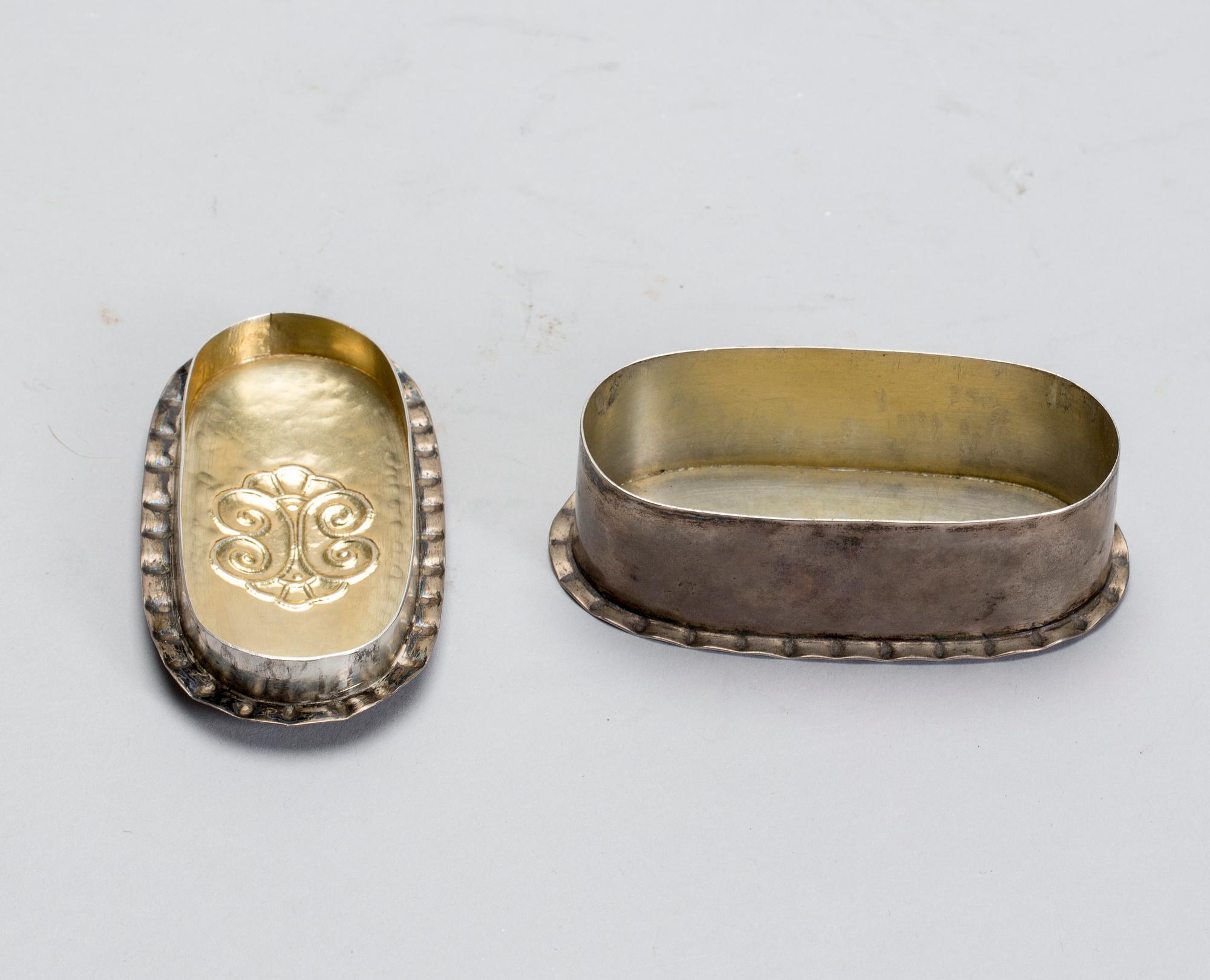 ASK MED LOCK, silver, Ellen Kajerdt, Stockholm 1920, vikt ca 86 gram.