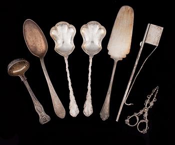 BESTICK, 35 delar, silver och nysilver, engelska, finska, ryska stämplar, 1845-1900-talets mitt. Total silvervikt 465 g.