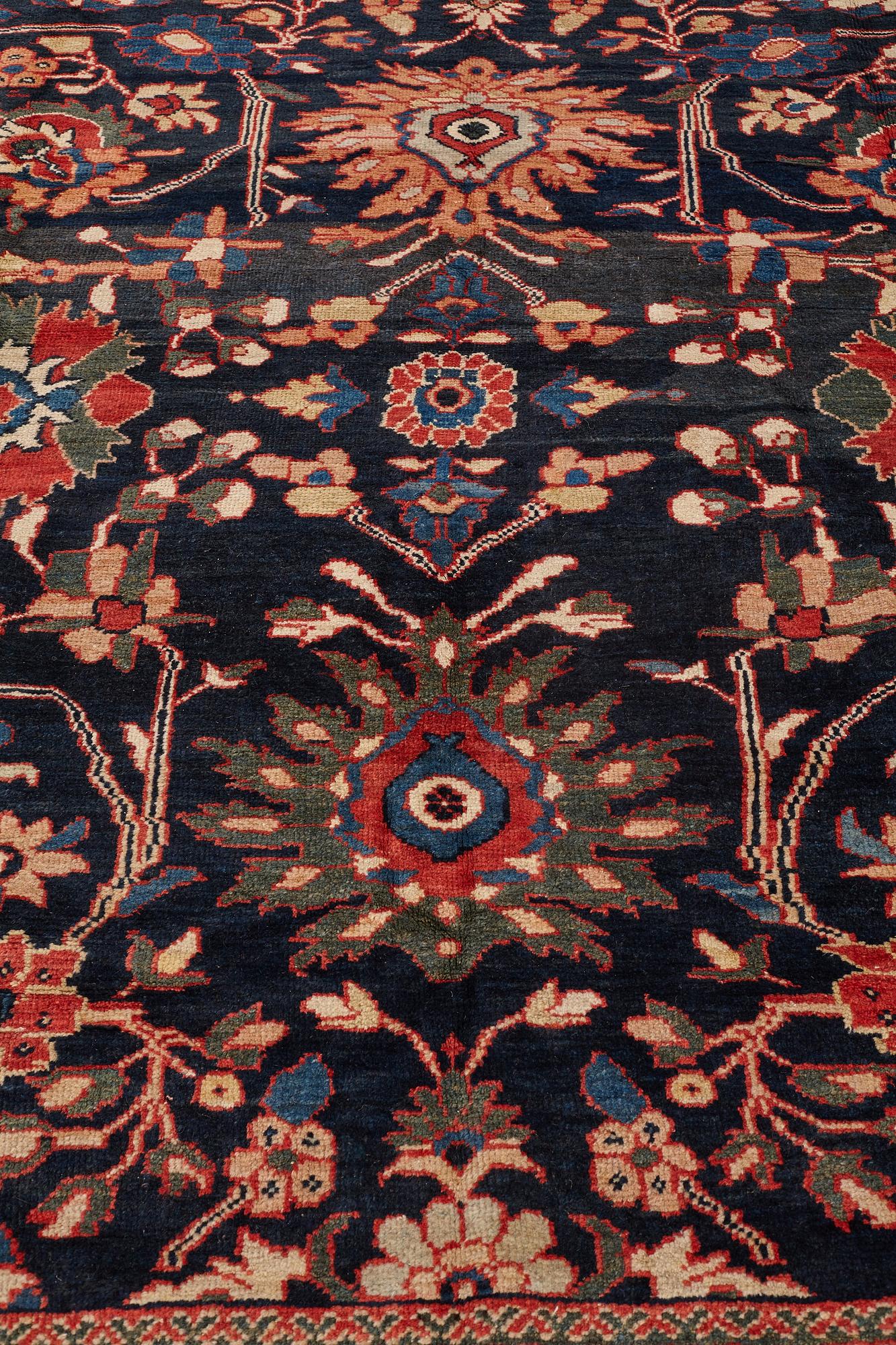 MATTA, antik Ziegler Mahal, ca 417,5 x 326 cm (samt en kortsida med 2 cm slätväv).
