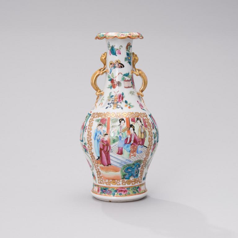 An early 19th century Chinese porcelain vase.