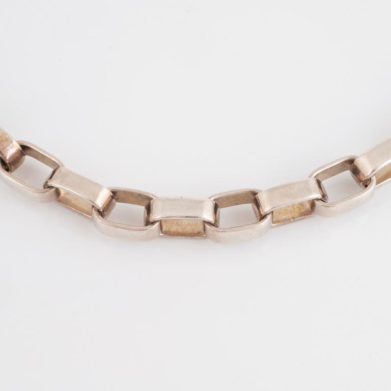 SVEN ERIK HÖGBERG a silver necklace.