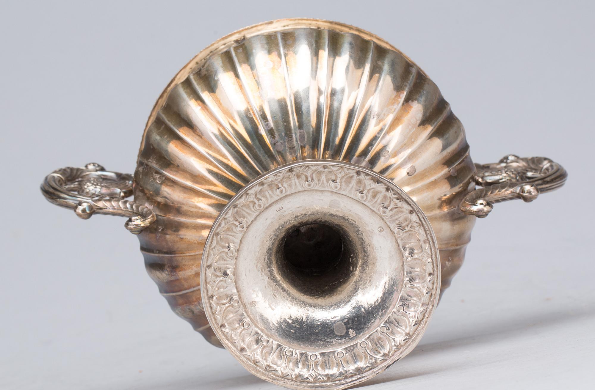 KONFEKTSKÅL, silver, Danmark, 1831/40. Vikt ca 300 g.