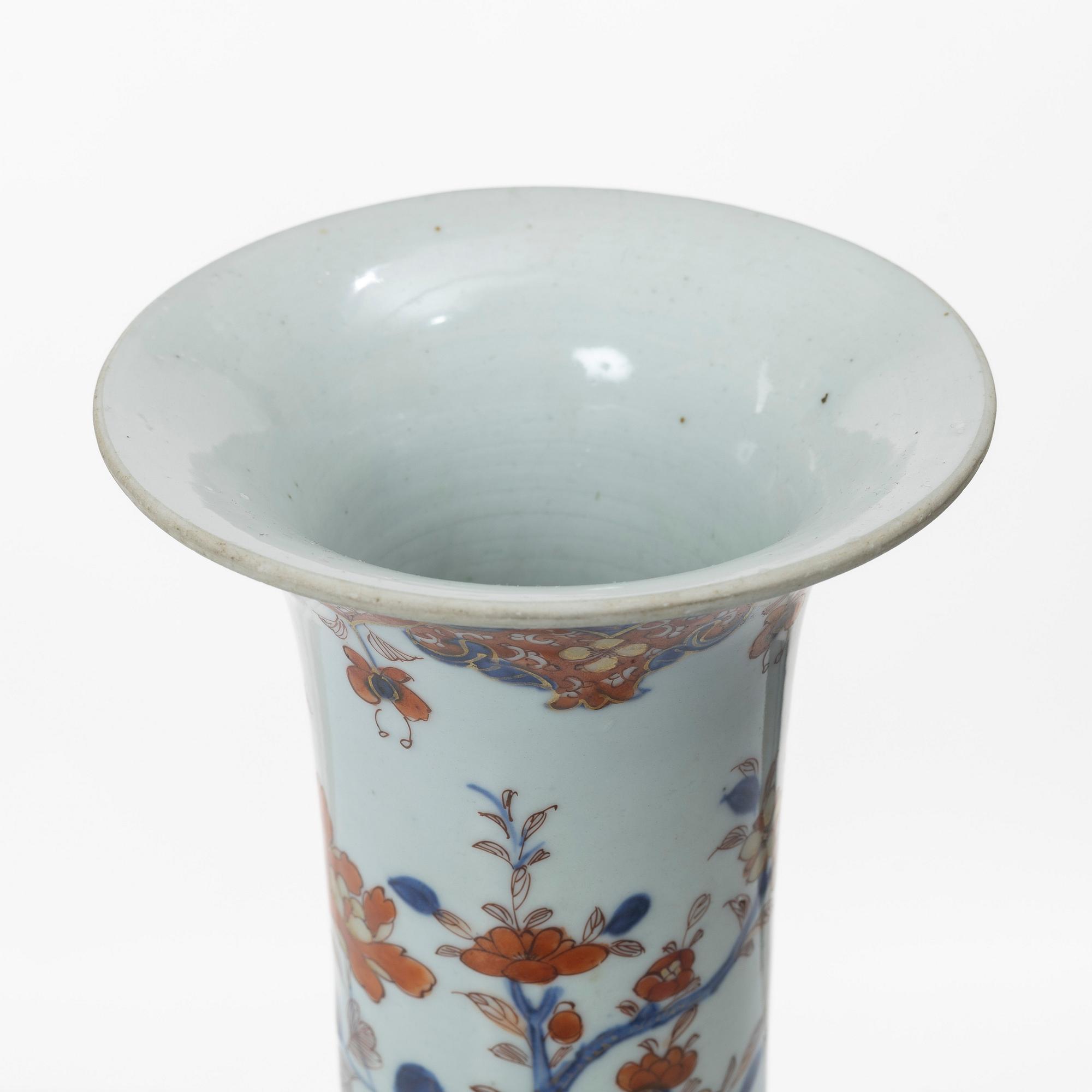 A porcelain vase, China, 18th century.