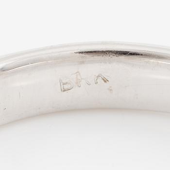 Ring, 18K white gold with brilliant-cut diamond.