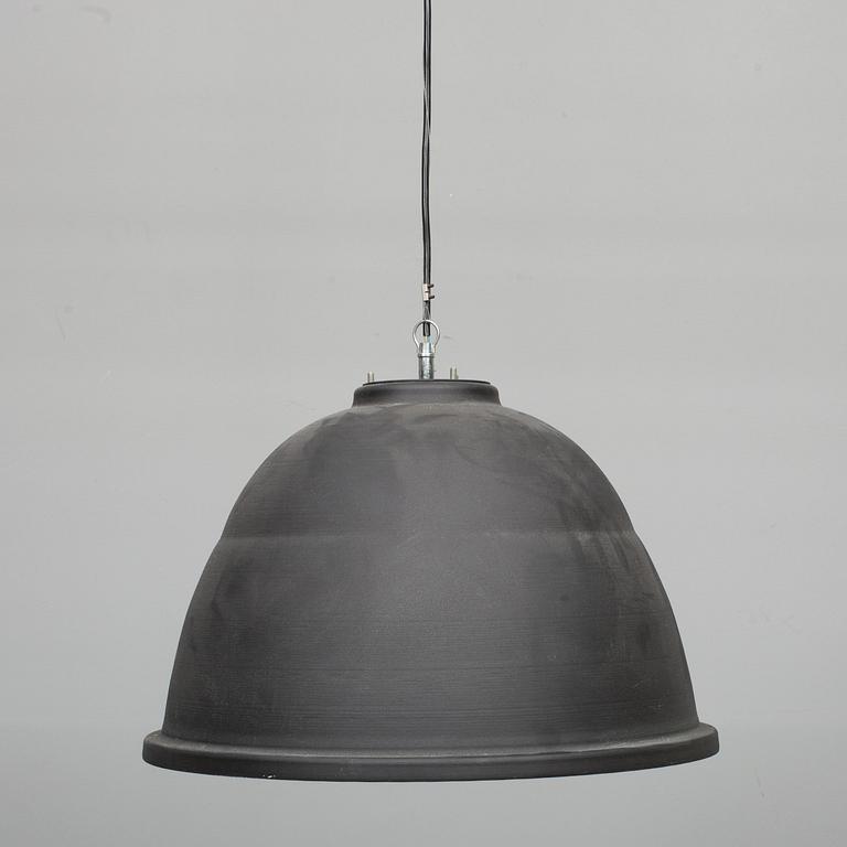 TAKLAMPA. Höjd 35 cm.