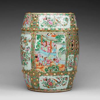 655. A Canton famille rose garden seat, Qing dynasty, 19th Century.