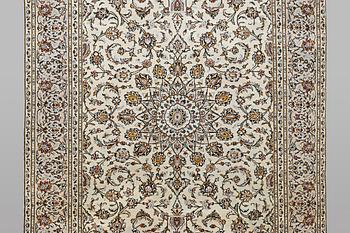A carpet, Kashan, ca 289 x 188 cm.