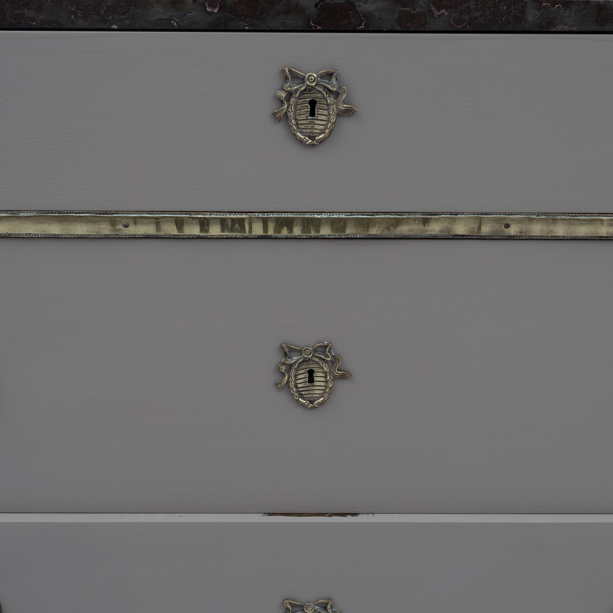 Chest of drawers, Gustavian style, 20th century.